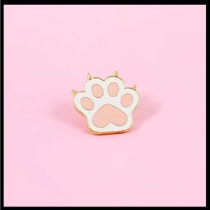 🌷🆕 Claws Out Paw Enamel Pin, Brand New